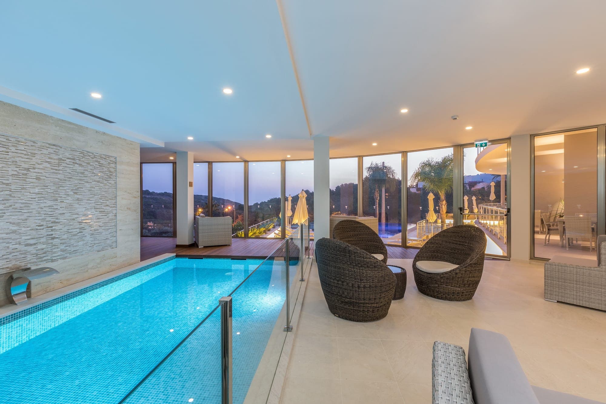 A piscina interior, ao entardecer